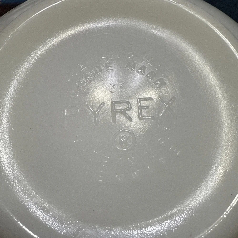 Pyrex #441 - 1 1/2 PT White Cinderella Mixing Nesting Bowl